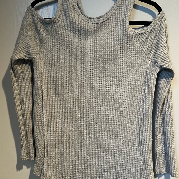 Adorable Gray Soft Waffle Material Cold Shoulder Top Size M - Picture 3 of 5